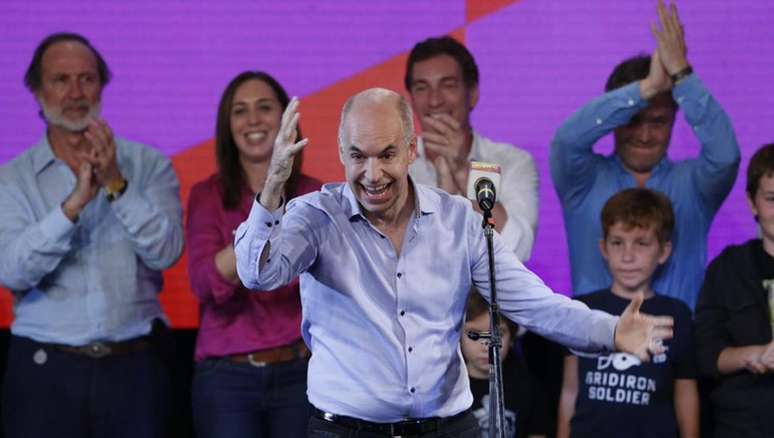 Candidato da situação, Horacio Rodríguez Larreta, comemora vitória em Buenos Aires, mas terá que disputar 2º turno 