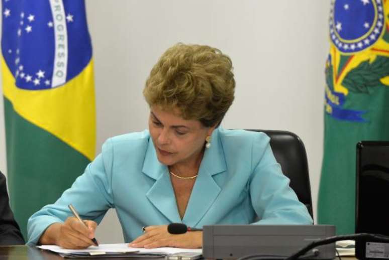 Dilma Rousseff assina a Medida Provisória que cria o Programa de Proteção ao Emprego (PPE)