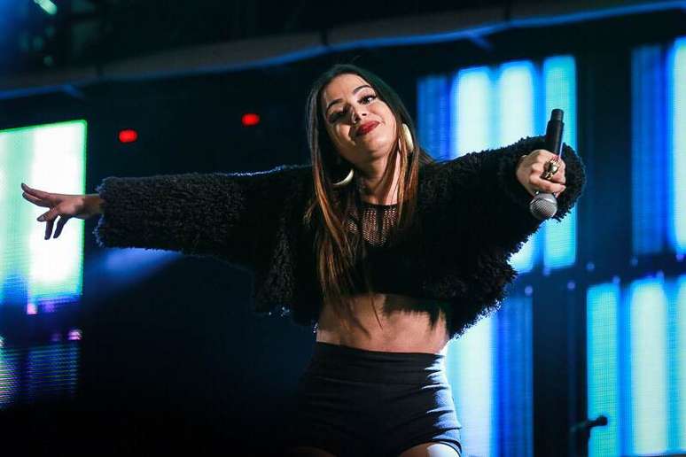 Anitta com pernas de fora e microshort agita a Festa Junina da Portuguesa em São Paulo, na noite deste domingo (5)