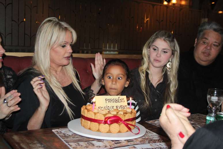 Monique Evans com a neta, Valentina, e Bárbara celebram na noite deste domingo (5)