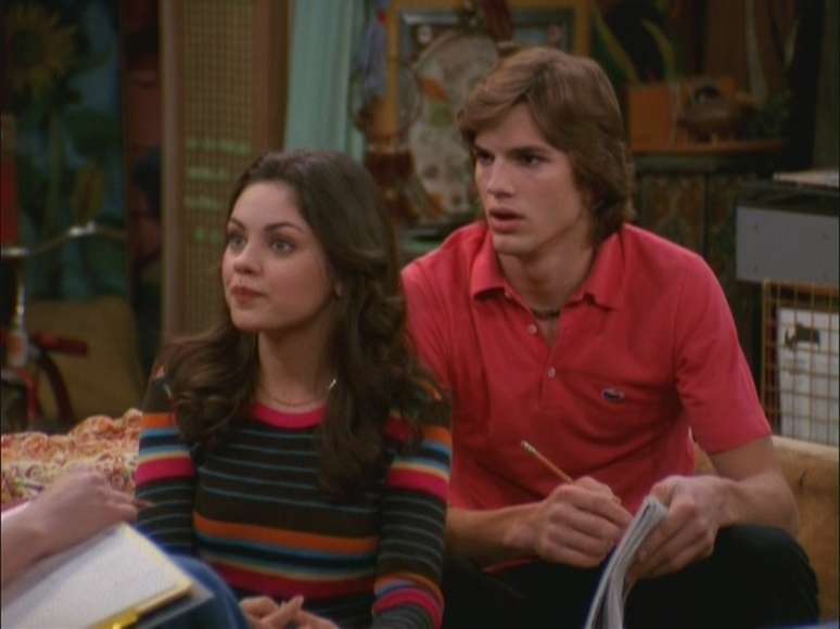 Jackie Burkhardt (Mila Kunis) e Michael Kelso (Aston Kutcher) no seriado &#034;That 70´s Show