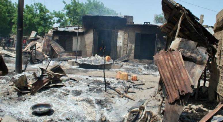 Pelo menos 44 pessoas morreram em dois ataques a bomba em Jos, no centro da Nigéria, após um fim de semana violento 