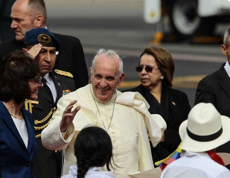 Papa Francisco chegou na cidade de Quito neste domingo (5)