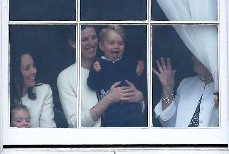 Fotografado na janela do Palácio de Buckingham, George usava conjunto azul com bordado que também se esgotou rapidamente dos estoques da grife