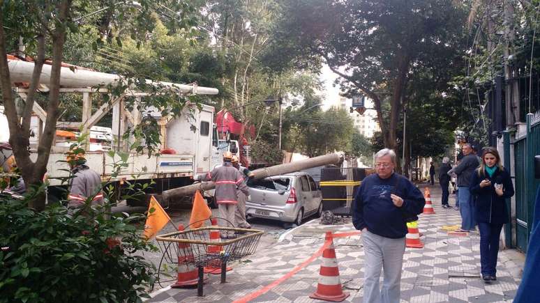 O acidente danificou dois carros na alameda Barão de Limeira