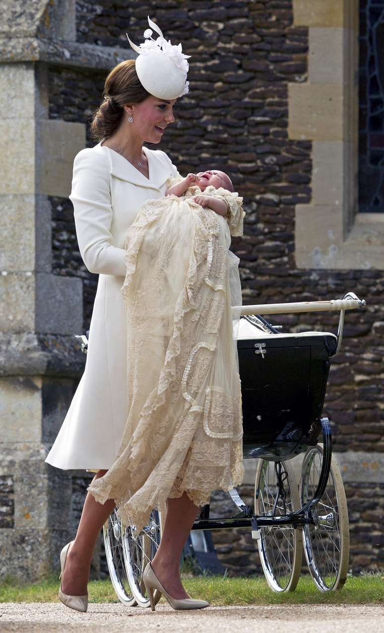 A princesa Charlotte Elizabeth Diana usou roupa de batizado cujo modelo está na família real desde 1841