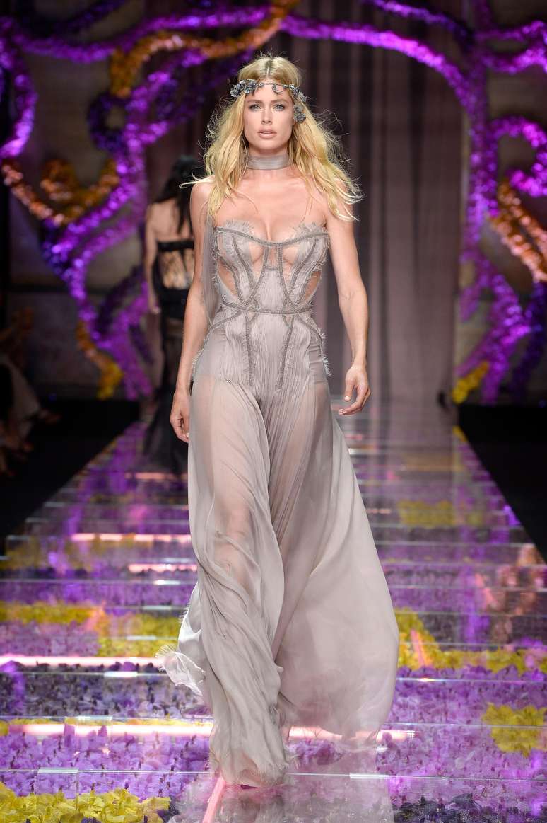 A modelo Doutzen Kroes no desfile do Atelier Versace