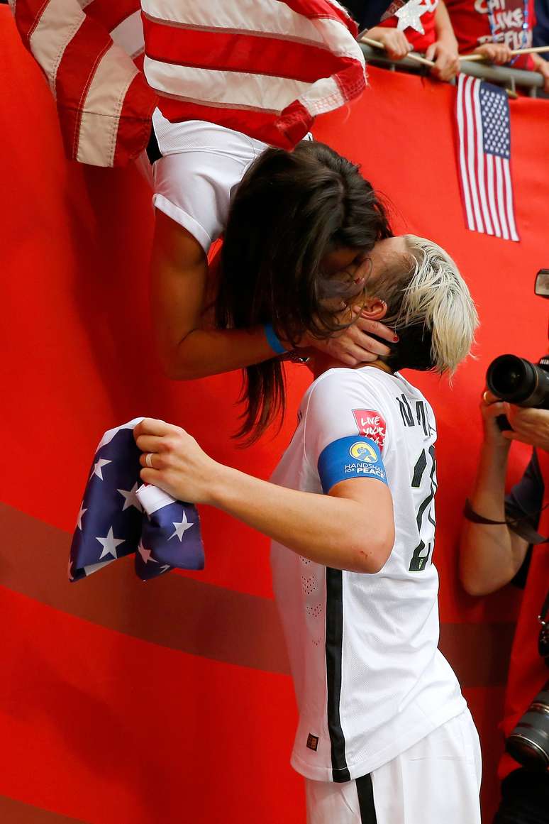 Wambach beija Sarah Huffman, sua esposa, após a conquistas do Mundial