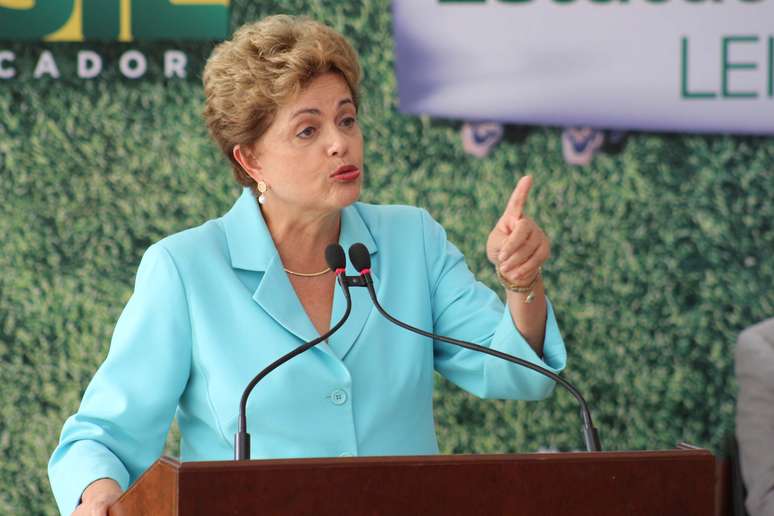 Presidente Dilma Rousseff fala pela primeira vez após adversários políticos voltarem a defender abertamente seu afastamento do cargo. 