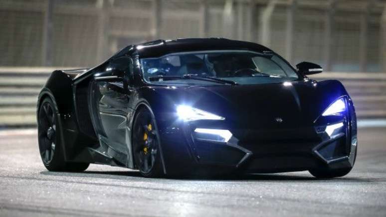 Al&eacute;m dos diamantes nos far&oacute;is, outras pedras preciosas como rubi, safira e esmeralda podem ser integradas ao carro. Os assentos s&atilde;o costurados com fio de ouro