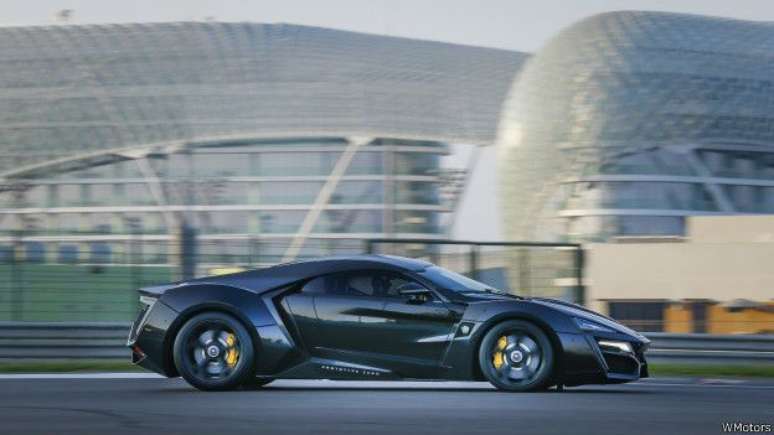 "Um carro Hypercar, sem d&uacute;vida, n&atilde;o pode ser enfadonho de se olhar. Precisa ser lindo, selvagem, elegante", diz a montadora