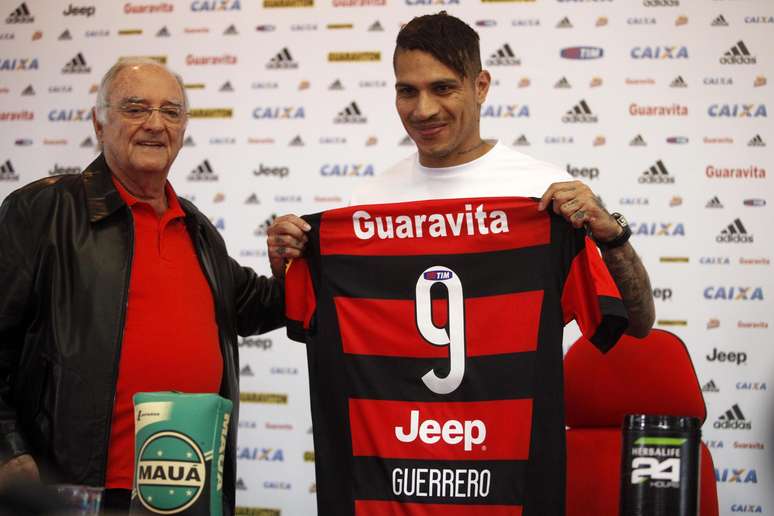 Paolo Guerrero foi apresentado nesta terça e já estreia diante do Inter