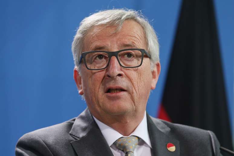 Jean-Claude Juncker disse nesta ter&ccedil;a-feira (7) ser contra uma sa&iacute;da da Gr&eacute;cia da zona do euro, apesar de os gregos terem rejeitado os termos do pacote de resgate no referendo.