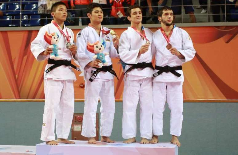 Pelim (terceiro da esquerda para direita) ganha o bronze