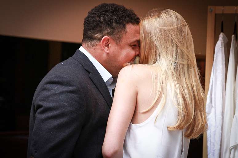 Ronaldo e a namorada, Celina Locks, trocaram car&iacute;cias durante o evento