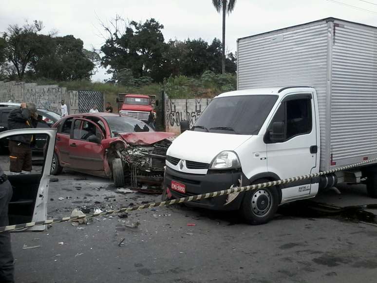 Bandidos fugiram, mas bateram o carro roubado 