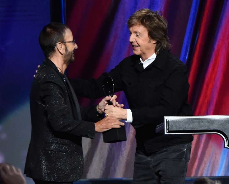 Ringo Starr (&agrave; esq.) e Paul McCartney, os &uacute;nicos integrantes vivos dos Beatles