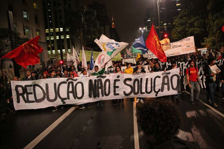 Concentração começou por volta das 17h30 no vão livre do Masp e todos saíram em caminhada após o anúncio de Lira Alli, do Levante Popular da Juventude