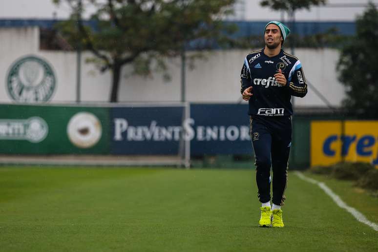 Valdivia deu voltas ao redor do campo da Academia de Futebol