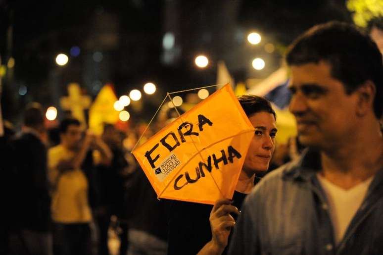 Manifestantes seguem pela Avenida Rio Branco e pretendem chegar até o escritório político do presidente da Câmara dos Deputados, Eduardo Cunha (PMDB-RJ)
