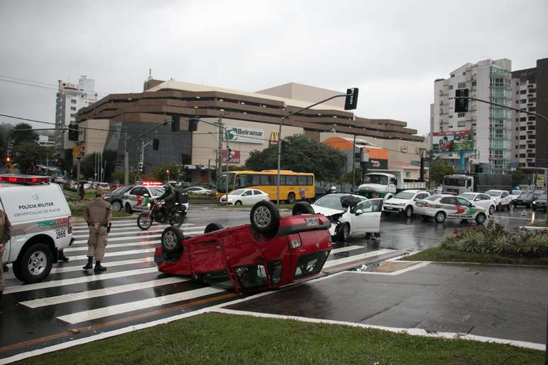 Carro capotou após se envolver em acidente na avenida Beira-Mar Norte, em Florianópolis 