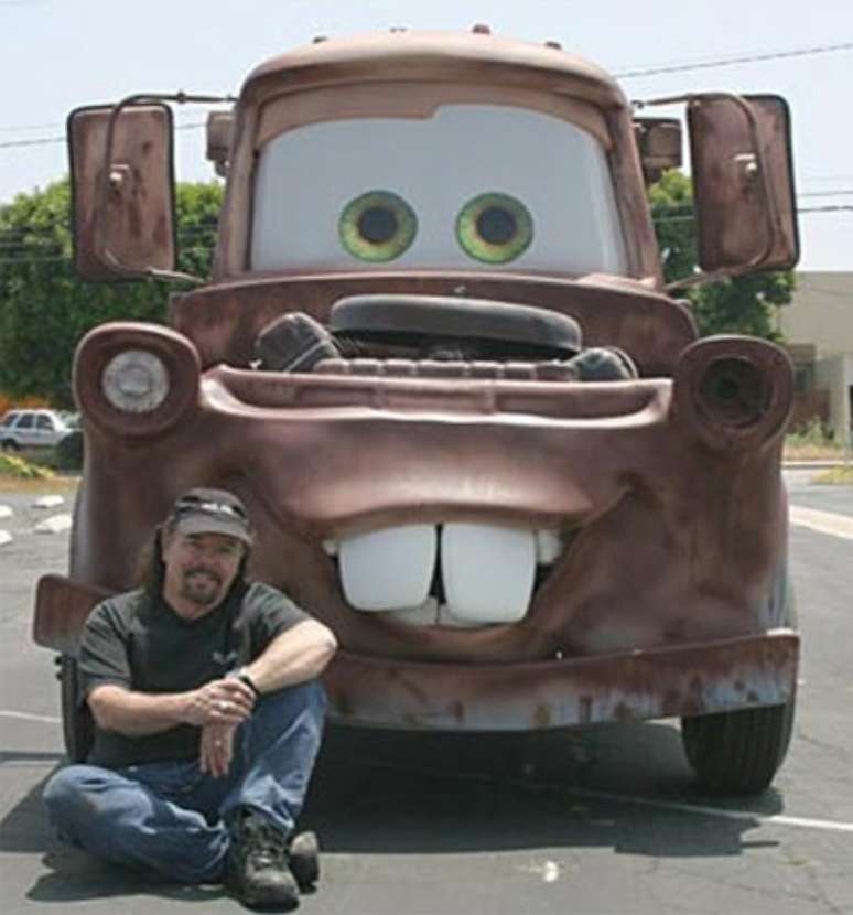 Este veículo foi pintado como o personagem Mater, do filme "Carros"