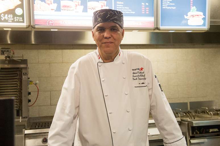 Chef canadense Abdel Belkaldi passou mais de um mês no Brasil aprendendo como cozinhar feijão, farofa e outras comidas brasileiras