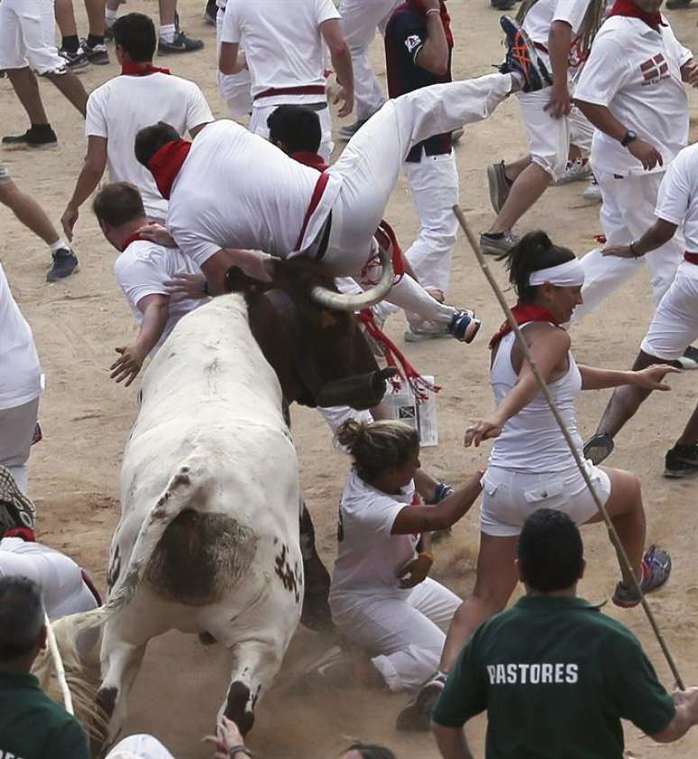 Homens provocam touros, são perseguidos, deitam no chão em posição fetal e  começam a chorar - Fotos - R7 Internacional