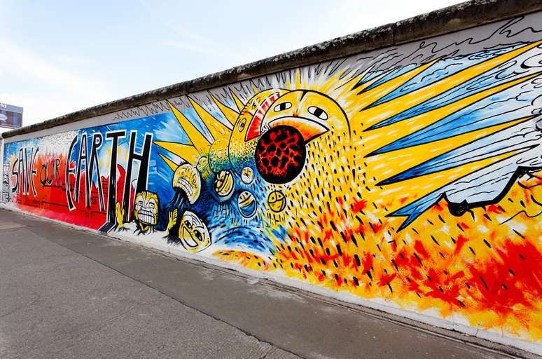 Muro de Berlim - Quem visita Berlim nos dias de hoje só pode ver alguns pedaços do Muro de Berlim, que dividiu a Alemanha por quase três décadas. Durante 1961 e 1989 famílias e amigos foram separados pela construção de 155 quilômetros de extensão que simbolizava a polarização do mundo na época. Atualmente, além de alguns trechos mantidos, todo o caminho que o muro percorrido está tracejado no chão