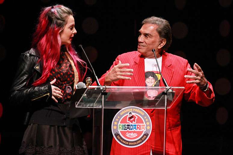 Dede Santana e a filha Yasmin Santana entregam um pr&ecirc;mio 