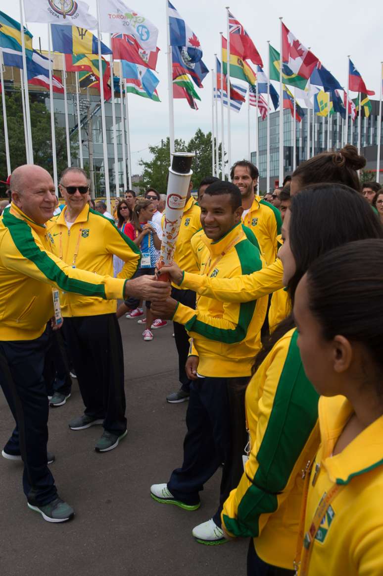 Atletas compareceram à cerimônia de hasteamento da bandeira