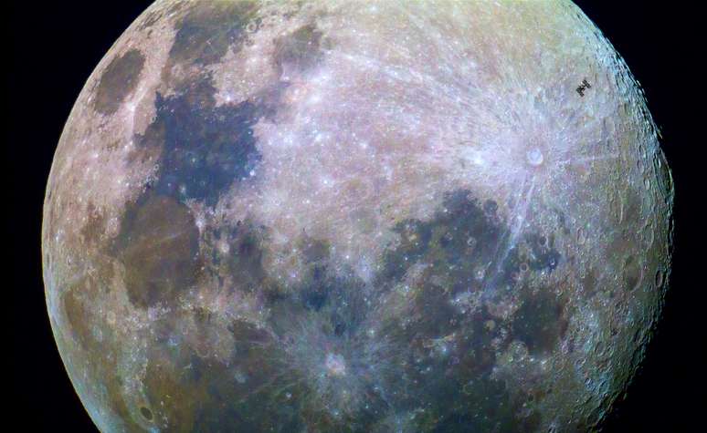 Homem capturou exato momento da estação espacial passando em frente à lua