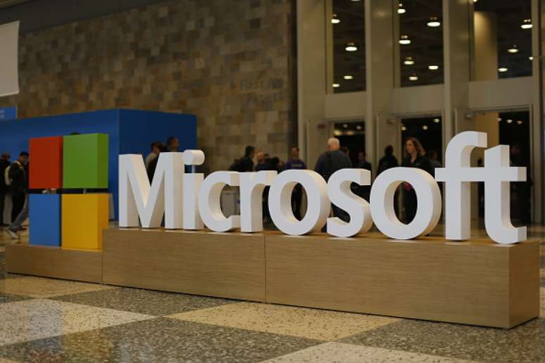 Logotipo do Microsoft na entrada de um conferência da empresa em San Francisco, na Califórnia