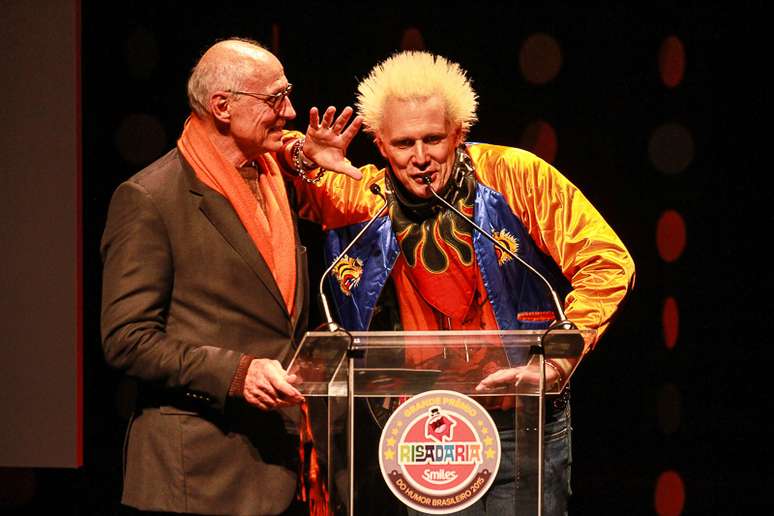 Eduardo Suplicy (&agrave; esq.) e o filho Supla entregam pr&ecirc;mio