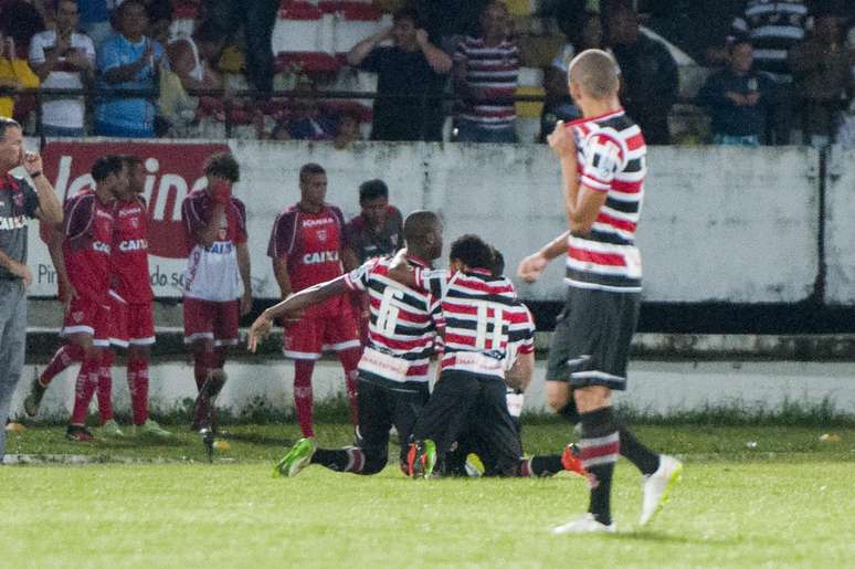 Santa comemora vitória diante do seu torcedor