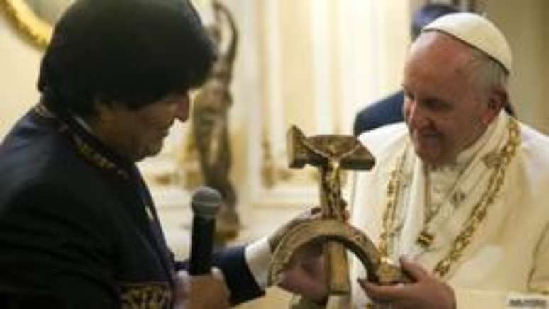 Evo Morales entrega crucifixo em forma de foice e martelo ao papa Francisco