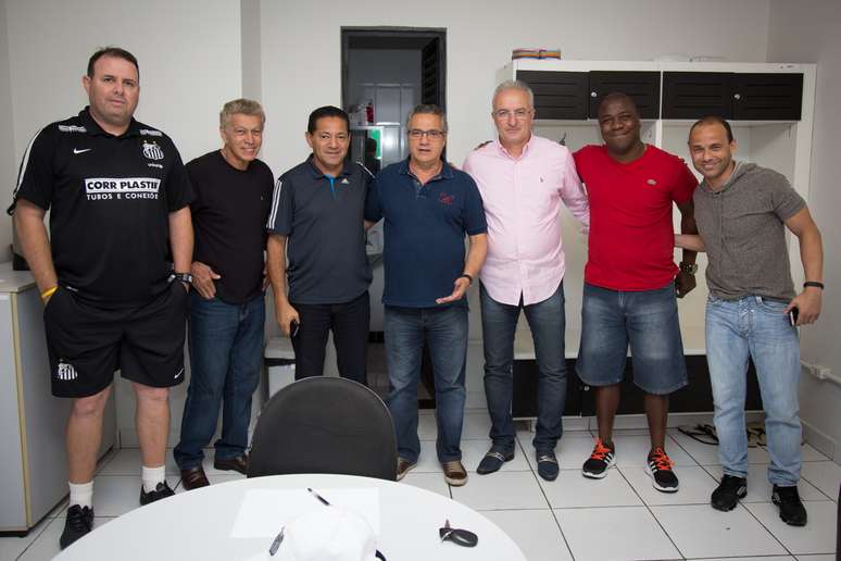 Dorival Junior assinou contrato com o Santos e já posou com a comissão técnica nesta quinta