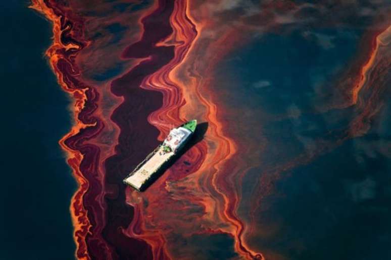 Um barco à deriva em meio ao vazamento de petróleo provocado pelo acidente da plataforma petrolífera Deepwater Horizon, no Golfo do México, em abril de 2010. 