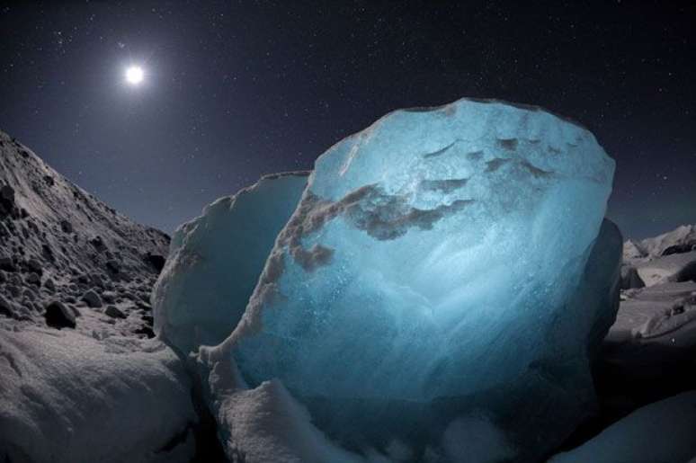 Esta imagem, feita por James Balog na Islândia, em 2009, mostra o &#034;diamante de gelo&#034; que chegou até a costa de uma lagoa de água salgada em Jökulsárlón.