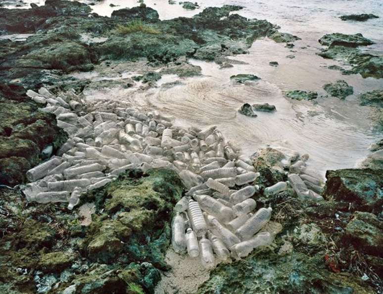 Esta foto da série do mexicano Alejandro Durán, chamada &#034;Washed up&#034;, que se concentra no problema da contaminação dos oceanos com plástico. Na imagem acima, garrafas de plástico que atravessaram o mar até chegar a Sian Ka&#039;an, a maior reserva protegida pelo governo do México na costa caribenha. 