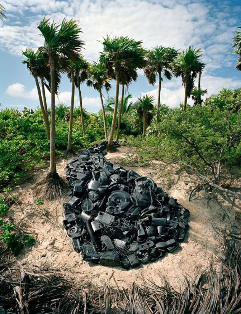 Alejandro Durán chamou esta imagem de &#034;Gota&#034;. O artista utilizou o lixo plástico de 50 países em seis continentes que chegou até a costa da reserva Sian Ka&#039;an, no México, para criar esculturas. 
