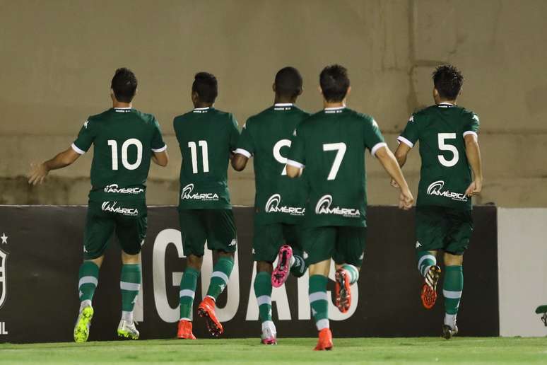 Jogadores do Goiás fazem a festa no Serra Dourada