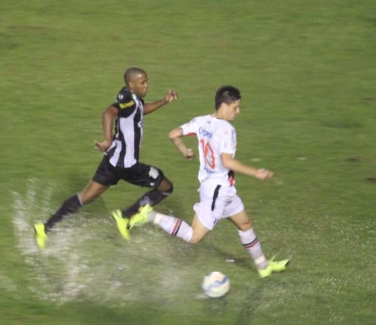 Lucas Crispim (a direita) deixou o Santos para disputar a Série A pelo Joinville