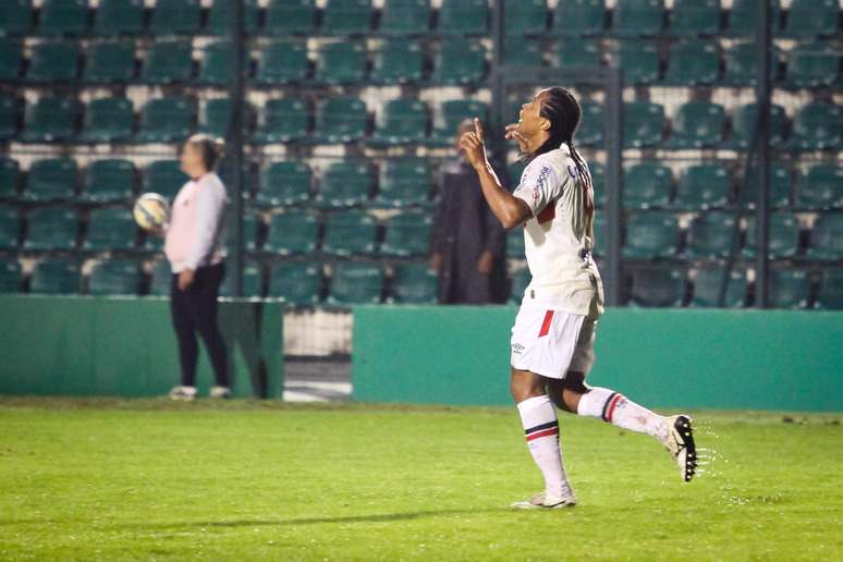 Kempes fez os dois gols da vitória do Joinville