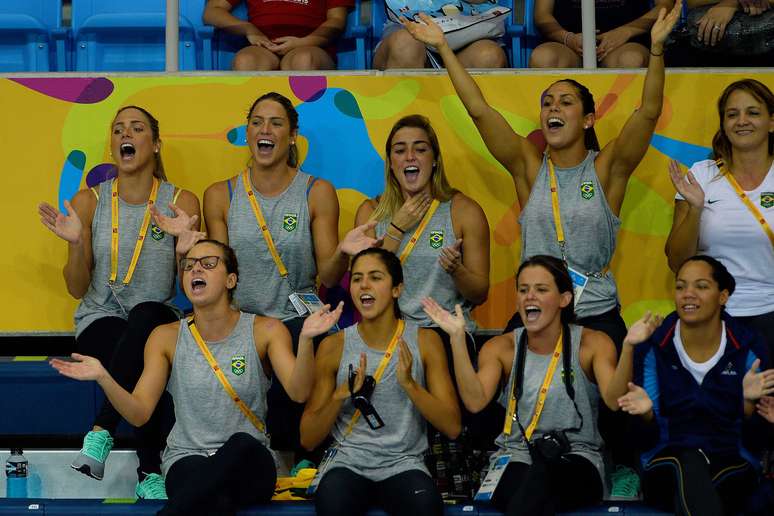 Equipe brasileira vibra com apresentação das meninas no dueto