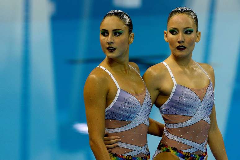 Luisa e Duda (dir.) são amigas dento e fora da piscina