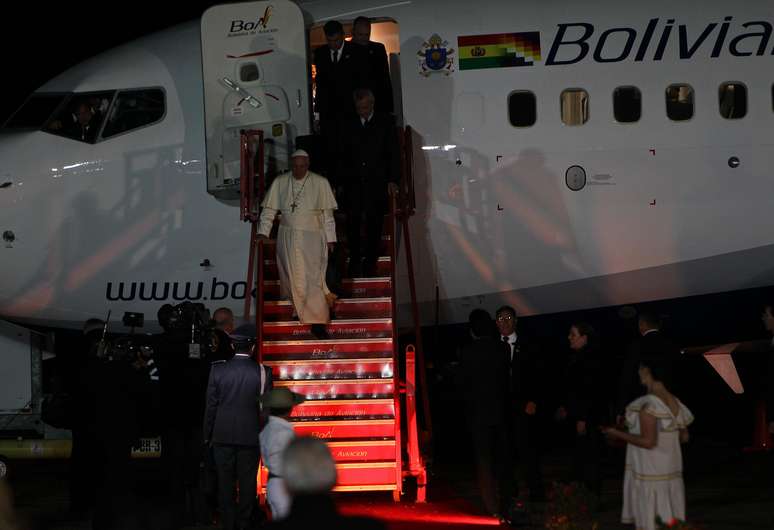 Papa Francisco deixa avião ao chegar a La Paz
