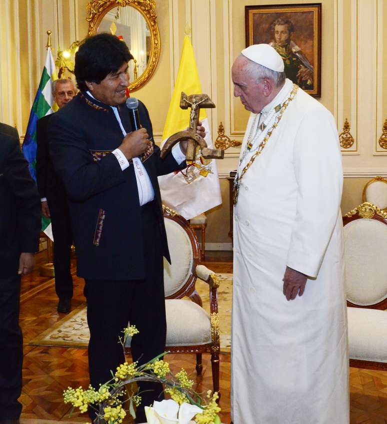 Evo Morales presenteou o papa com crucifixo com foice e martelo