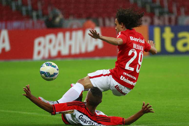 Valdivia tentou levar perigo ao gol do Flamengo, mas não teve sucesso