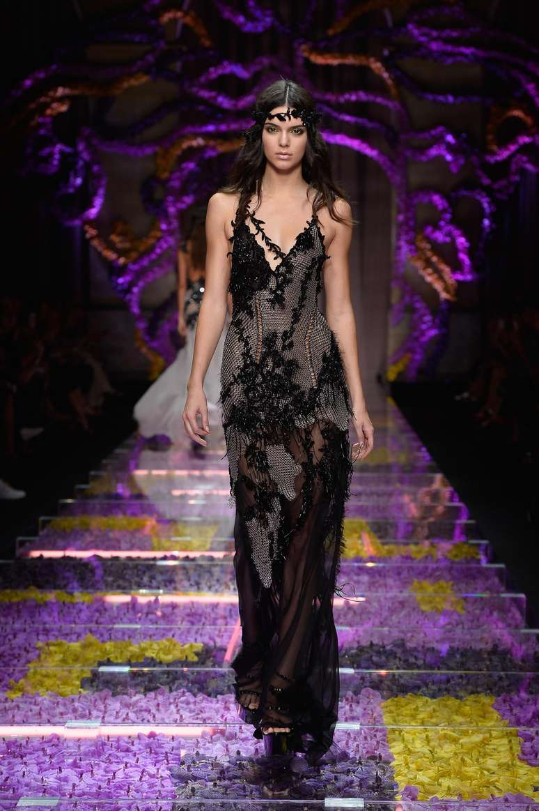 Kendall Jenner foi um dos destaques do sempre sensual desfile da grife italiana Versace